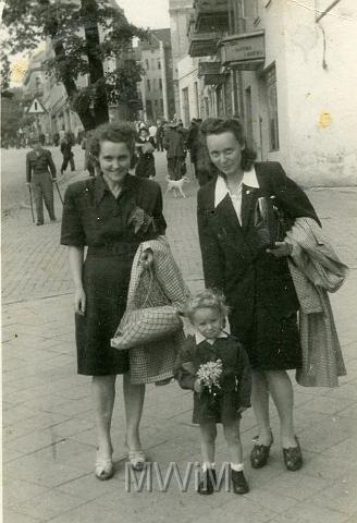 KKE 1734.jpg - Od prawej: Alicja Palczewska z synem Januszem i koleżanką z pracy Jadwigą Szpakowską, ul. Pieniężnego, Olsztyn 1948 r.